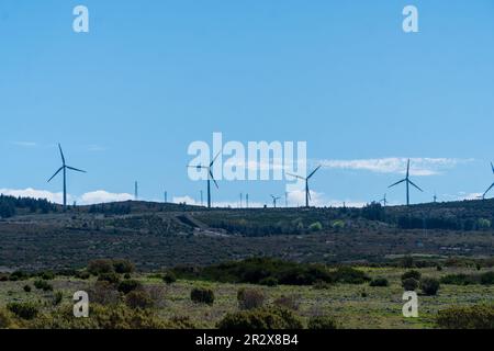 Ferme de moulins à vent - éoliennes - sur le sommet d'une montagne Banque D'Images