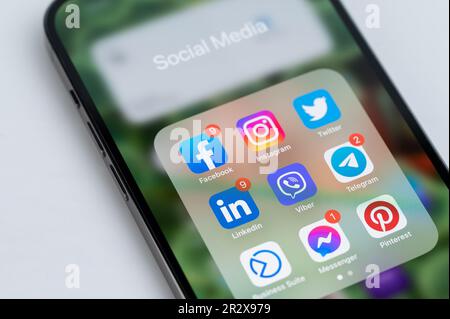 New york, Etats-Unis - 14 mai 2023 : gros plan de l'application de médias sociaux sur le menu de l'iphone sur l'écran du smartphone Banque D'Images