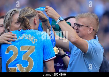 Alf Inge Haaland place la médaille des gagnants autour du cou de ses fils après le match de la Premier League Manchester City contre Chelsea au Etihad Stadium, Manchester, Royaume-Uni, 21st mai 2023 (photo de Conor Molloy/News Images) Banque D'Images