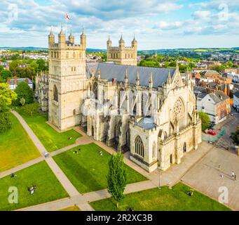 Exeter, Royaume-Uni. 21st mai 2023. Vue aérienne du soleil de mai qui brille sur la cathédrale d'Exeter à Devon. Credit: Thomas Faull/Alamy Live News Banque D'Images