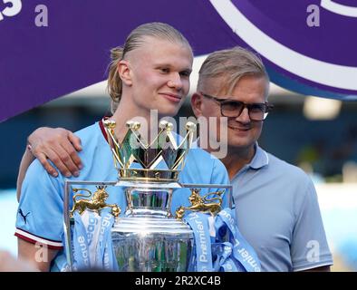 Manchester, Royaume-Uni. 21st mai 2023. Erling Haaland de Manchester City avec son père Alf-Inge et le trophée Premier League lors du match Premier League au Etihad Stadium de Manchester. Crédit photo à lire: Andrew Yates/Sportimage crédit: Sportimage Ltd/Alay Live News Banque D'Images