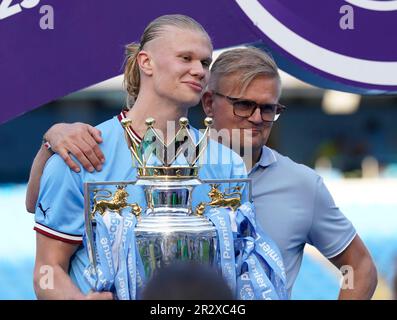 Manchester, Royaume-Uni. 21st mai 2023. Erling Haaland de Manchester City avec son père Alf-Inge et le trophée Premier League lors du match Premier League au Etihad Stadium de Manchester. Crédit photo à lire: Andrew Yates/Sportimage crédit: Sportimage Ltd/Alay Live News Banque D'Images