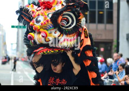 New York, États-Unis. 21st mai 2023. Les participants défilent sur la Sixième Avenue lors de la Parade du patrimoine et de la culture de l'Amérique asiatique et des îles du Pacifique à New York. Crédit : Ryan Rahman/Alay Live News Banque D'Images