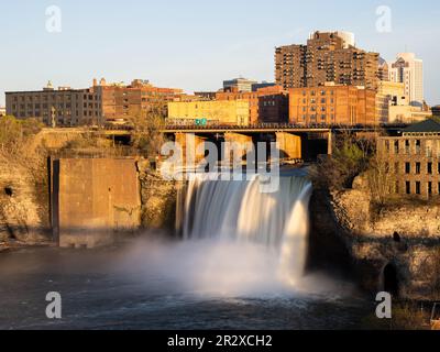 L'eau douce et soyeuse et le coucher de soleil doré à High Falls à Rochester, dans le nord de l'État de New York. Banque D'Images