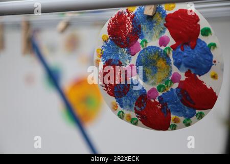 Palette avec différentes couleurs et formes pour peindre des images Banque D'Images