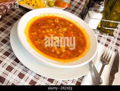 Des callos espagnols aux pois chiches, au poivre et à la tripe de bœuf, personne Banque D'Images