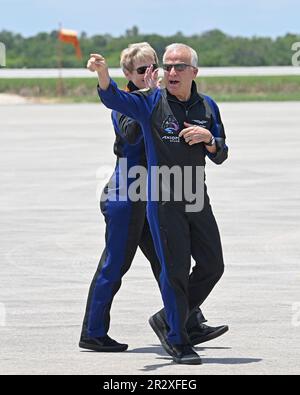 L'ancien astronaute de la NASA, Peggy Whitson et John Shoffner (à l'avant) se sont déferlées vers la famille et les médias en se dirigeant vers le véhicule de transport d'équipage de Tesla au Kennedy Space Center, en Floride, dimanche, 21 mai 2023. Whitson commandera et Shoffner pilotera Axiom Mission 2, un vol de 12 jours à destination de la Station spatiale internationale. Photo de Joe Marino/UPI crédit: UPI/Alay Live News Banque D'Images