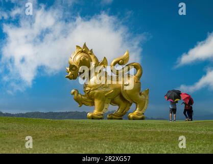 Chiang Rai, Thaïlande. 18 novembre 2022. Statue de Singha au parc de Singha. Touristes visitant la célèbre statue de Singha. Le plus beau du nord de la Thaïlande Banque D'Images