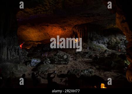 Baie d'Halong, Vietnam. 27 avril 2017. Hang Sung SOT Grotto (Grotte des surprises), suliet touristes prenant des photos. Banque D'Images