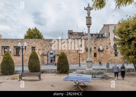 Point de vue des Jardines de San Antonio et le portail de San Antonio de style baroque dans la ville de Tarragone, Catalogne, Espagne, Europe Banque D'Images