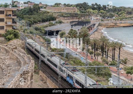 Platja del Miracle-Playa El Milagro la promenade la route et les voies de train avec le port de la ville de Tarragone dans la communauté de Catalogne. Banque D'Images