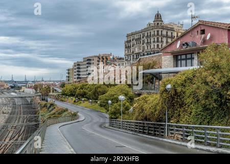 Via William J. Bryant route sous le balcon del Mediterraneo et parallèle aux voies de train dans la ville de Tarragone, Catalogne, Espagne, Europe Banque D'Images