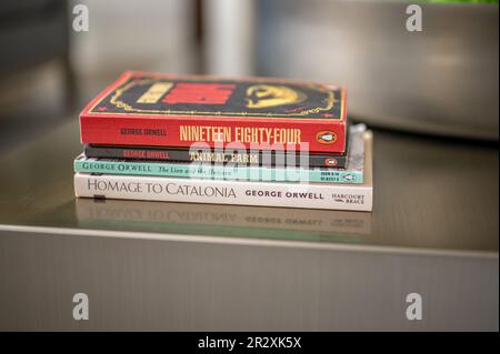 Calgary, Alberta - 19 mai 2023 : pile de livres George Orwell sur une table basse. Banque D'Images