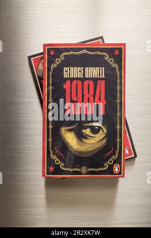 Calgary, Alberta - 19 mai 2023 : livre de George Orwell de 1984 sur une table basse. Banque D'Images