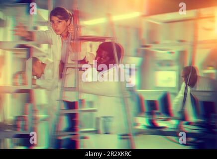 L'homme aide la femme à trouver une clé dans la salle de quête Banque D'Images