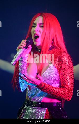 Hambourg, Allemagne. 21st mai 2023. La chanteuse Ava Max chante dans son micro lors de l'un des deux concerts allemands sur scène au Stadtpark Open Air de Hambourg. Credit: Gregor Fischer/dpa/Alay Live News Banque D'Images