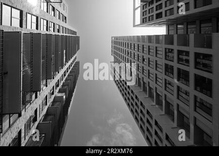 Immeubles d'appartements par temps clair à Eindhoven, aux pays-Bas. Prise de vue en noir et blanc. Banque D'Images