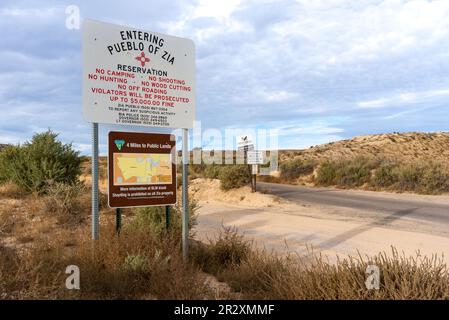 Un grand panneau indique l'entrée de la réserve Pueblo of Zia dans le nord du Nouveau-Mexique. Les autres panneaux indiquent Mesa Verde. Restez sur la gauche et continuez sur 4 kilomètres jusqu'à public Land. Banque D'Images