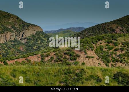 Les montagnes de Santa Ana et Cleveland National Forest dans le comté d'Orange, avec les montagnes de San Gabriel au loin , Californie du Sud ; Etats-Unis Banque D'Images