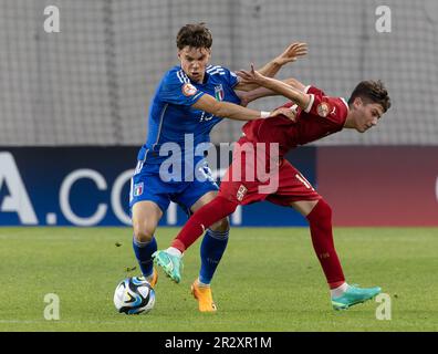 Budapest, Hongrie. 21st mai 2023. Filippo Pagnucco d'Italie se bat pour la possession avec Andrija Maksimovic de Serbie lors du Championnat européen des moins de 17 ans de l'UEFA 2023 Groupe B match entre la Serbie et l'Italie au stade Hidegkuti Nandor sur 21 mai 2023 à Budapest, Hongrie. Credit: Laszlo Szirtesi/Alay Live News Banque D'Images