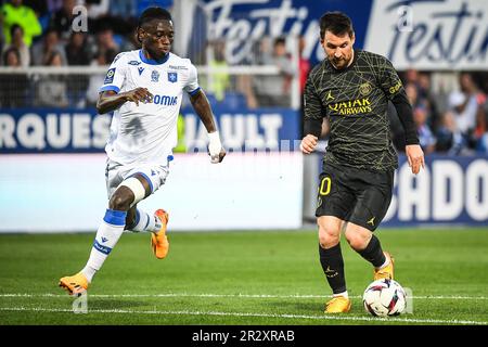 Gideon MENSAH d'Auxerre et Lionel (Léo) MESSI du PSG lors du championnat français Ligue 1, match de football entre AJ Auxerre et Paris Saint-Germain sur 21 mai 2023 au stade Abbe-Deschamps d'Auxerre, France - photo: Matthieu Mirville/DPPI/LiveMedia Banque D'Images