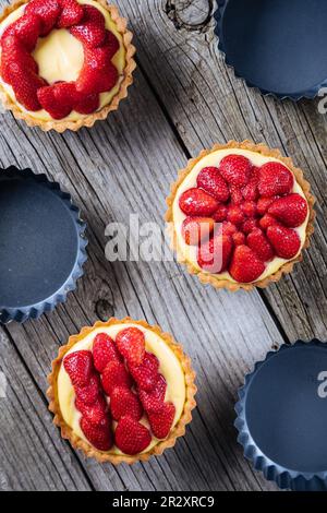 Tarte aux fraises, dessert français sur une table en bois rustique dans une scène lumineuse Banque D'Images