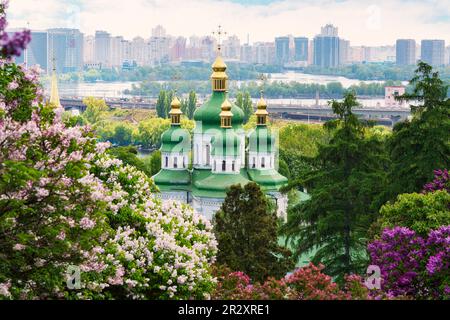 Printemps à Kiev, belle vue sur le monastère de Vydubychi entouré de fleurs de lilas dans le jardin botanique Banque D'Images