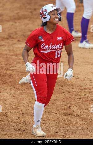 Bâton Rouge, LA, États-Unis. 21st mai 2023. Le Jourdyn Campbell d'ULL (13) prend ses forces autour des bases après avoir fait une course à domicile pendant l'action régionale de softball de la NCAA entre l'Université de Louisiane à Lafayette Ragin' Cajuns et les Tigres LSU à Tiger Park à Baton Rouge, LA. Jonathan Mailhes/CSM(Credit image: © Jonathan Mailhes/Cal Sport Media). Crédit : csm/Alay Live News Banque D'Images