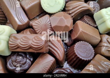 Assortiment de bonbons au chocolat fin, de bonbons au chocolat blanc, noir et au lait. Banque D'Images