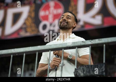 Leverkusen, Allemagne. 21st mai 2023. Karim BELLARABI dit au revoir aux fans Soccer 1st Bundesliga 33rd Match day Bayer 04 Leverkusen (LEV) - Borussia Monchengladbach (MG) 2: le 05/21/2022 dans le BayArena Leverkusen/ Allemagne. #La réglementation DFL interdit toute utilisation de photographies comme séquences d'images et/ou quasi-vidéo # crédit: dpa/Alay Live News Banque D'Images