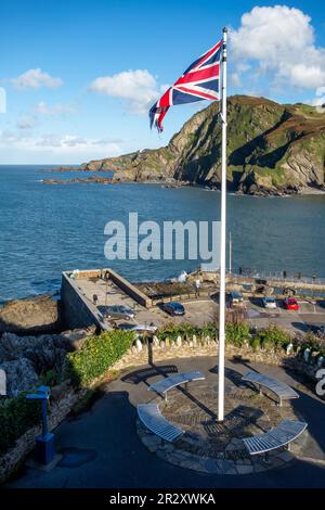 ILFRACOMBE, DEVON, Royaume-Uni - OCTOBRE 19 : drapeau de l'Union Jack à l'entrée du port d'Ilfracombe à Devon sur 19 octobre 2013. Trois non identifiés Banque D'Images