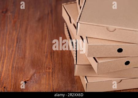 boîtes à pizza en carton sur fond blanc Banque D'Images