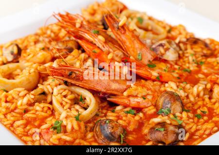 Paella espagnole, riz aux fruits de mer sur une assiette blanche. Gros plan Banque D'Images