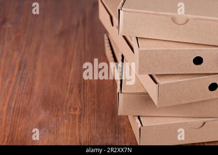 boîtes à pizza en carton sur fond blanc Banque D'Images