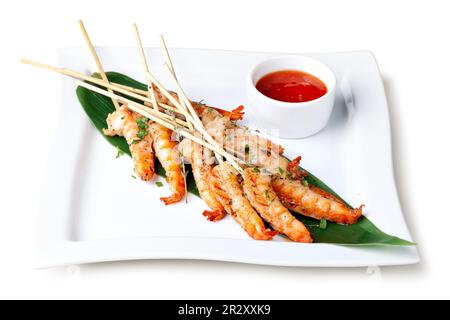 crevettes grillées sur brochettes avec sauce isolée sur fond blanc Banque D'Images