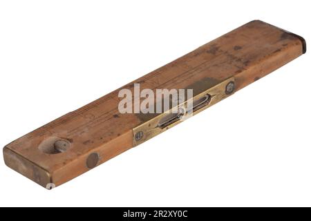 Règle de buis de menuisier antique avec niveau à bulle du 19th siècle isolé sur fond blanc. Banque D'Images