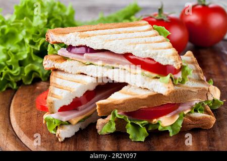 Sandwich au jambon et légumes Banque D'Images