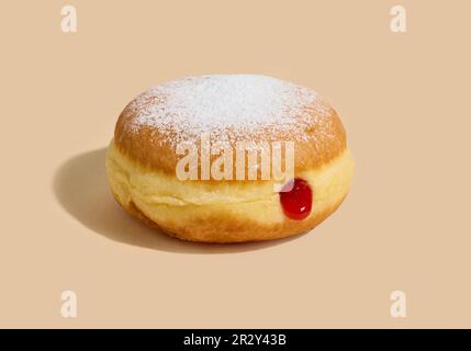 gelée de beignet isolée sur fond beige Banque D'Images