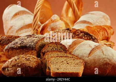 Panier en osier avec variété de produits Banque D'Images