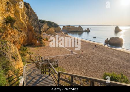 Plage de Praia de Dona Ana près de Lagos, Algarve, Portugal. Banque D'Images