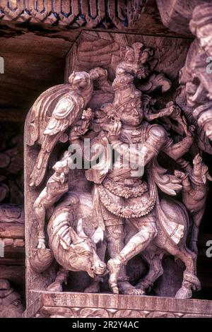 Venugopala Krishna avec son Cow, 17th siècle sculptures en bois au temple Meenakshi-Sundareswalar Chariot à Madurai, Tamil Nadu, Inde du Sud Banque D'Images