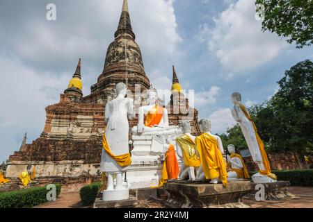 Statues de Bouddha devant la stupa à Wat Yai Chai Mongkhon, Ayutthaya, Thaïlande, site du patrimoine mondial de l'UNESCO Banque D'Images