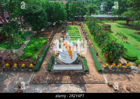 Vue sur les jardins de Wat Yai Chai Mongkhon depuis le sommet de la stupa, Ayutthaya, Thaïlande Banque D'Images