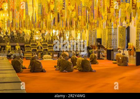 Moines méditant, temple bouddhiste Wat Chedi Luang, Chiang Mai, Thaïlande Banque D'Images