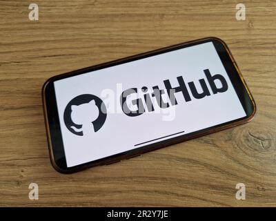 KONSKIE, Pologne - 20 mai 2023 : logo du service d'hébergement Internet GitHub affiché sur l'écran du téléphone mobile Banque D'Images