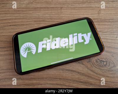 KONSKIE, Pologne - 20 mai 2023: Logo de Fidelity Investments affiché sur l'écran du téléphone mobile Banque D'Images