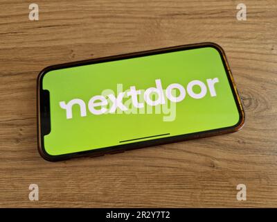 KONSKIE, Pologne - 20 mai 2023: Logo du service de réseautage social nextdoor affiché sur l'écran du téléphone mobile Banque D'Images