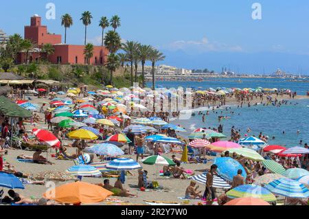 Plage et Château de Bil-Bil en arrière-plan, Benalmadena. Province de Malaga, Costa del sol, Andalousie, Espagne Banque D'Images