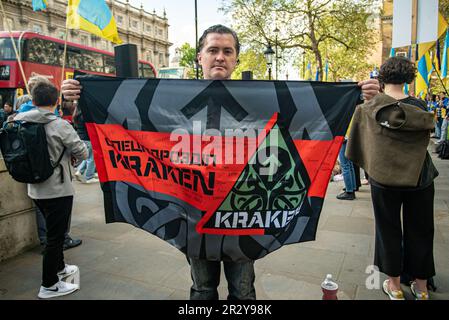 Alexander Fergusson lors d'un rassemblement pro Ukraine devant le 10 Downing Street avec un drapeau du bataillon Kraken. Banque D'Images