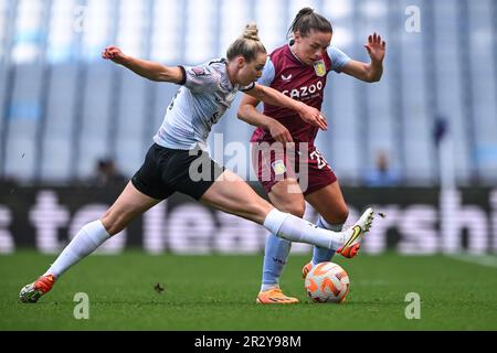 Birmingham, Royaume-Uni. 21st mai 2023. Kirsty Hanson de Aston Villa sous la pression de Rhiannon Roberts de Liverpool lors du match de la Super League WomenÕs entre Aston Villa et Liverpool à Villa Park à Birmingham le 21st mai 2023. Cette image ne peut être utilisée qu'à des fins éditoriales. Usage éditorial uniquement. Crédit : Ashley Crowden/Alamy Live News Banque D'Images